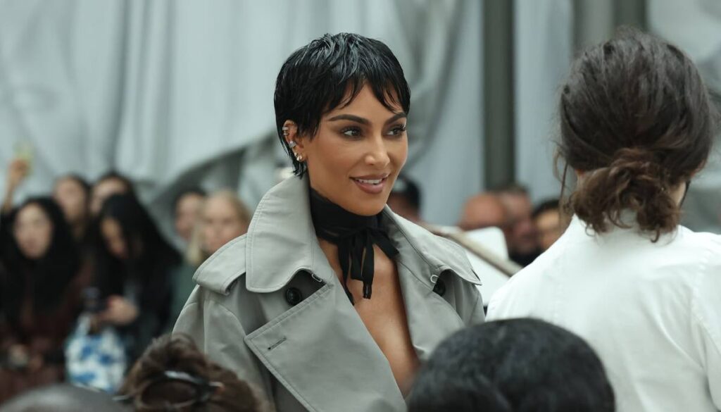 Kim Kardashian’s ‘showgirl’ look on movie set